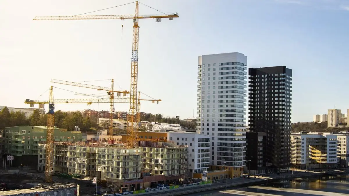 Obra de construção com gruas e edifícios em altura