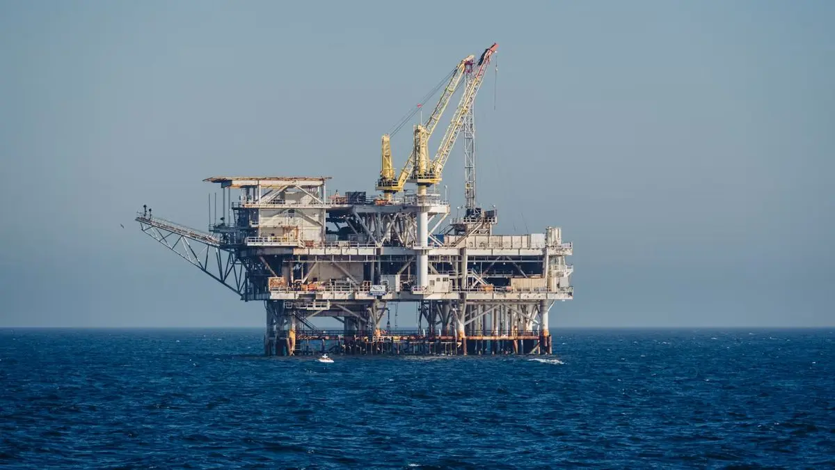 Plataforma de produção petrolífera ao largo da costa